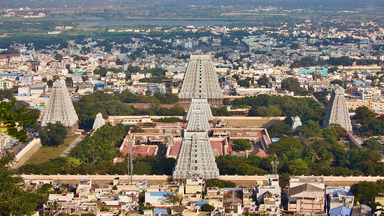 Annamalaiyar Temple - తమిళనాడులోని తిరువణ్ణామలైలో ఉన్న ఈ శివాలయం భారీ ఎత్తైన స్తంభాలకు ప్రసిద్ధి చెందింది. ఈ ఆలయం 24.9 ఎకరాల విస్తీర్ణంలో ఉంది.