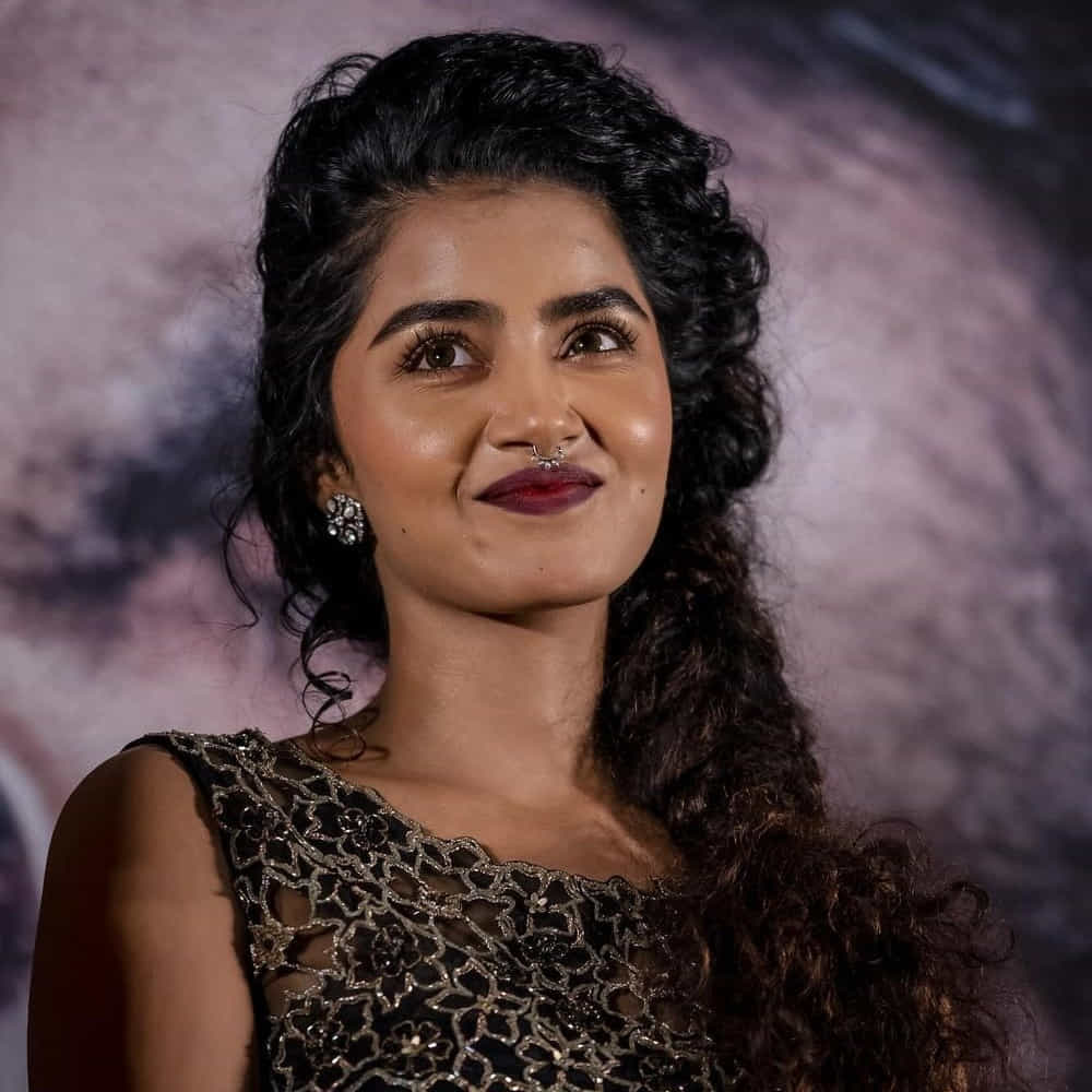 బాగా సంపాదించి నాలుగు రాళ్లు వెనకేసుకోవాలని చాలా మంది అనుకుంటారు. అదే హీరోయిన్లయితే... ప్రతి ఏటా నాలుగు సినిమాలు వెనకేసుకోవాలని అనుకుంటారు. ఆల్రెడీ ఈ ఏడాది ఆ కోరిక శ్రుతిహాసన్కి తీరింది. వచ్చే ఏడాది సేమ్ రూట్లో ట్రావెల్ చేస్తున్న అనుపమ పరమేశ్వరన్కి కూడా జరుగుతుందా? కమాన్ లెట్స్ వాచ్...