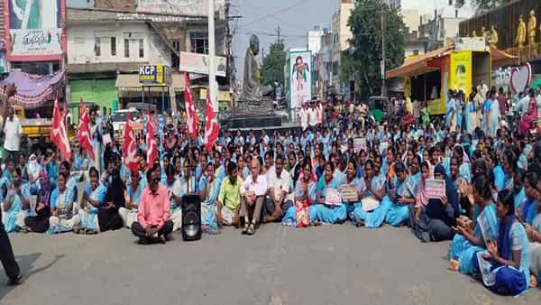 Anganwadi Workers Protest : 27వ రోజుకు చేరుకున్న అంగన్వాడీల సమ్మె.. విధుల్లో చేరేందుకు నేడు ప్రభుత్వ డెడ్లైన్..!