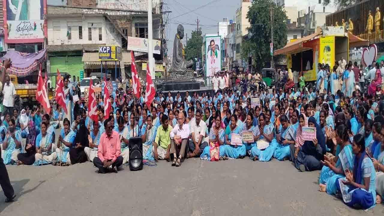 Anganwadi Workers Protest : 27వ రోజుకు చేరుకున్న అంగన్వాడీల సమ్మె.. విధుల్లో చేరేందుకు నేడు ప్రభుత్వ డెడ్‌లైన్‌..!