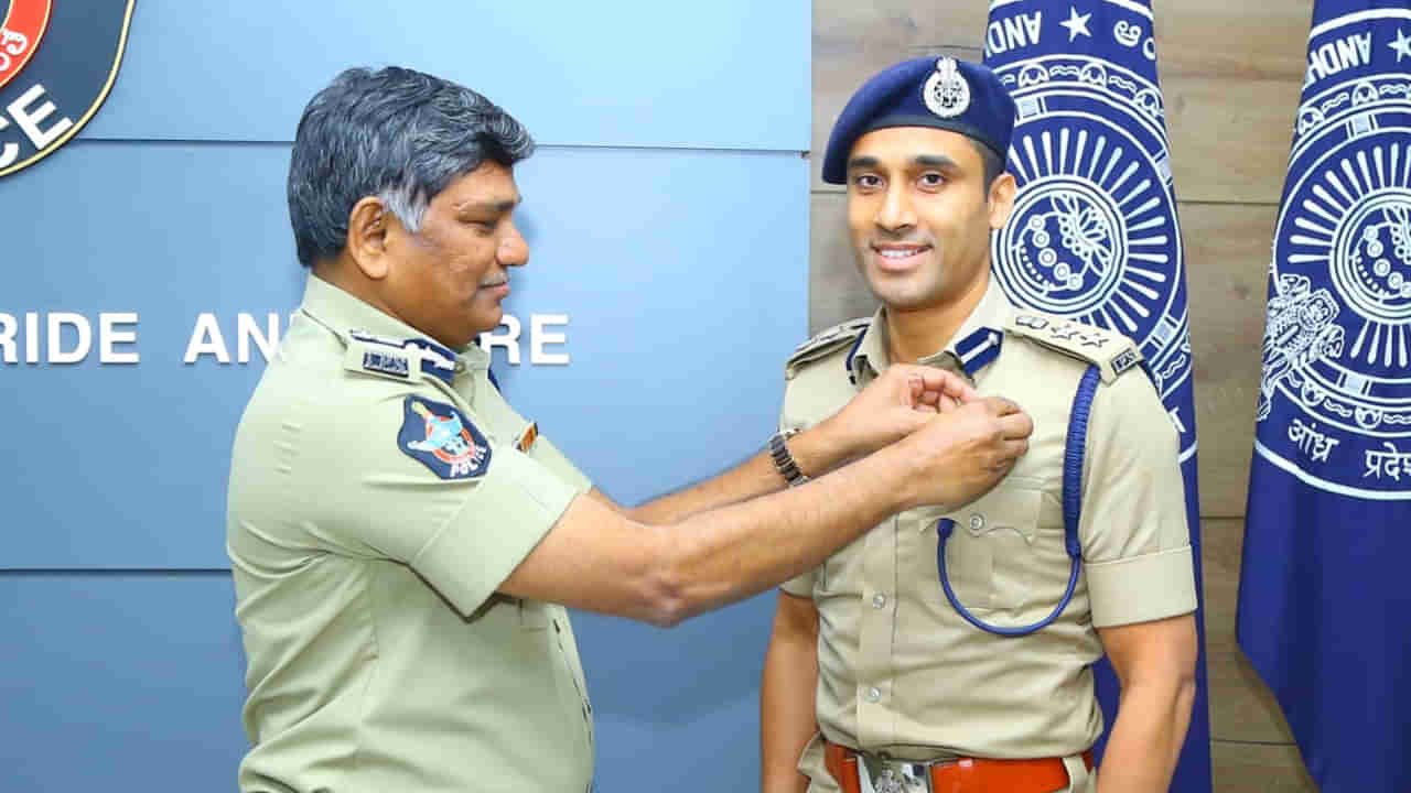 AP DGP: ఏపీ పోలీసులకు అవార్డుల పంట.. 77 మందికి పతకాలను అందించిన డీజీపీ