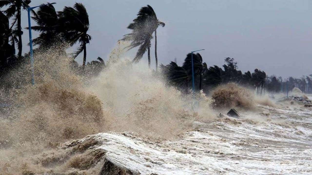 AP Rain Alert: మరో 12 గంటల్లో తుఫానుగా మారనున్న వాయుగుండం.. ఆ జిల్లాల్లో అతి భారీ వర్షాల హెచ్చరిక