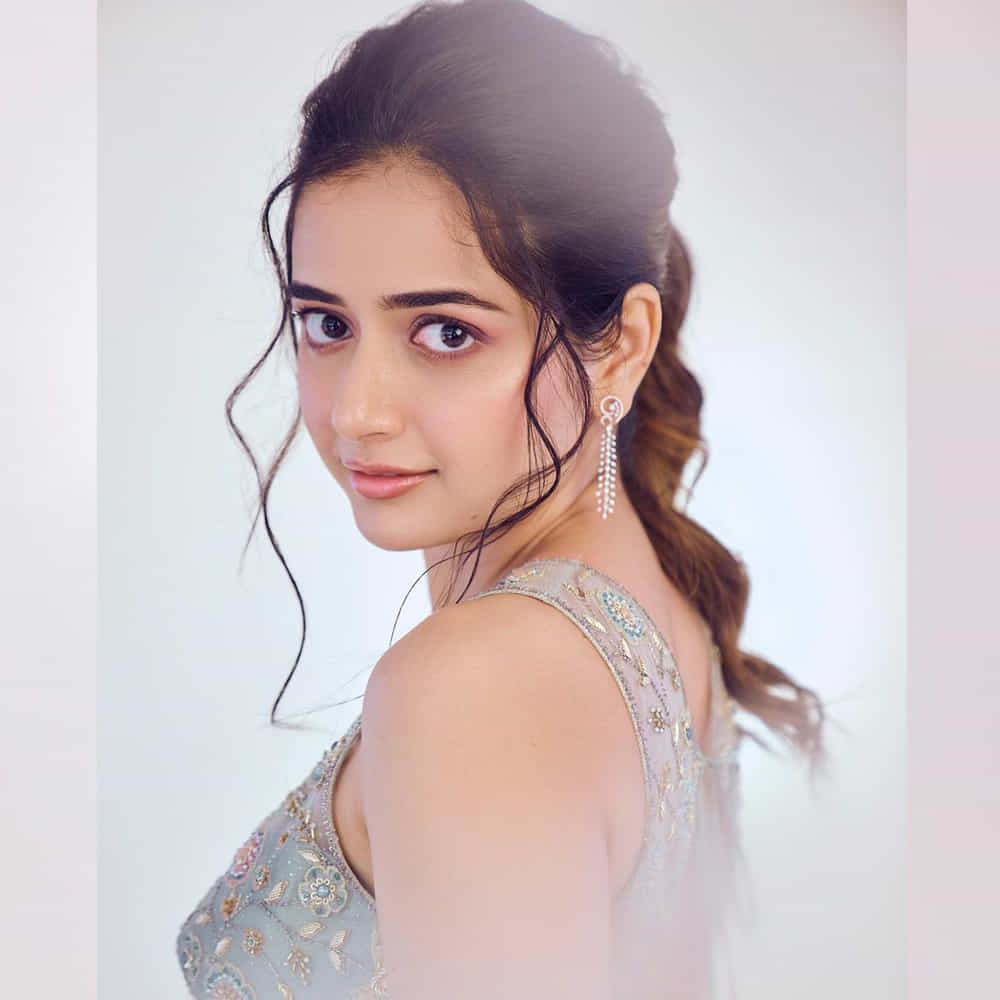 ఇంత అద్భుతాన్ని చూసి అందానికే కన్నుకుట్టదా.. ఈ వయ్యారి సొగసులకు వెన్నెలే చిన్నబోదా..