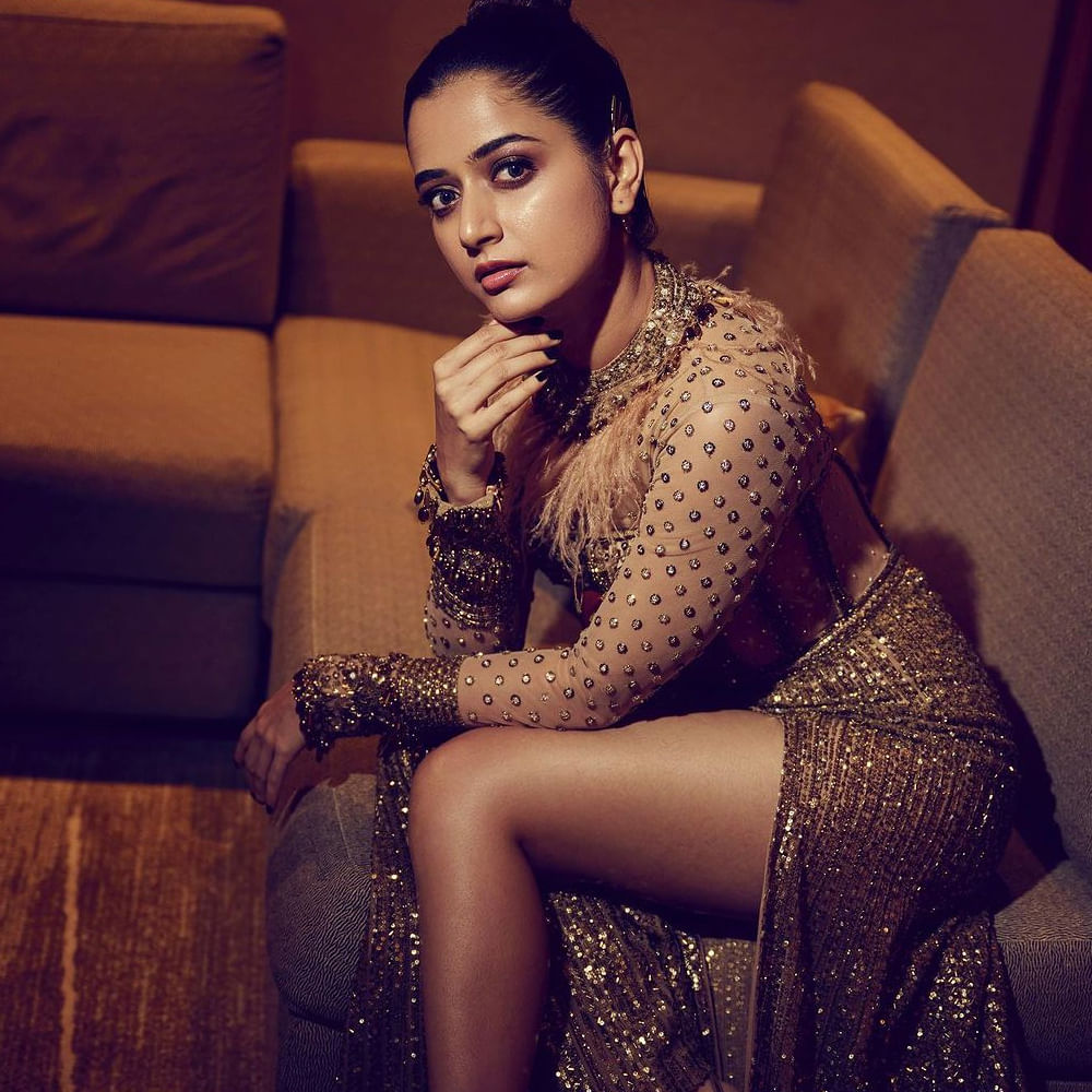 కానీ తాజాగా తన ఇన్ స్టాలో షేర్ చేసిన ఫోటోలతో ఒక్కసారిగా షాకిచ్చింది ఆషికా. గ్లామర్ లుక్ లో  కనిపించి అభిమానులను ఆశ్చర్యపరిచింది. ప్రస్తుతం ఈ ఫోటోస్ వైరలవుతున్నాయి. 