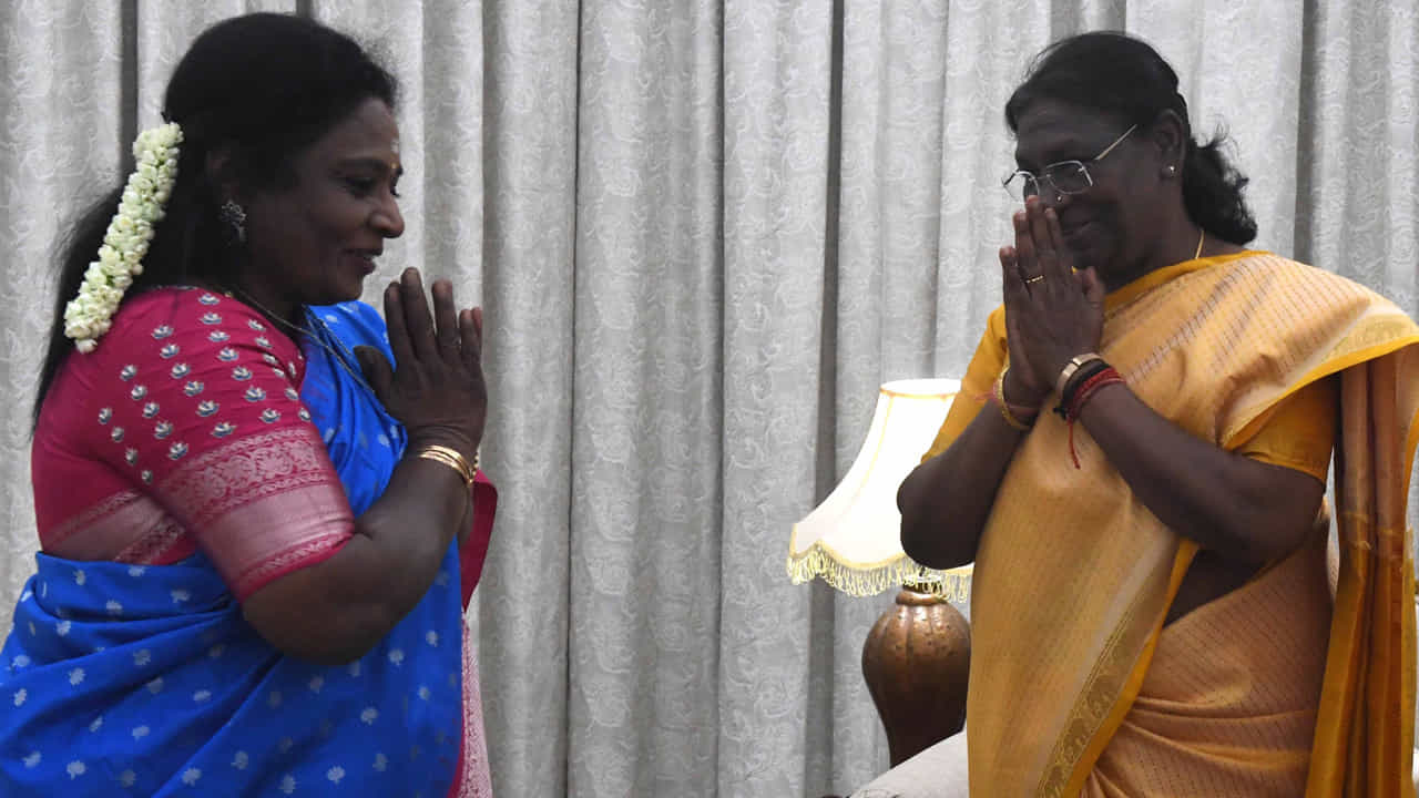 బొల్లారంలోని రాష్ట్రపతి నిలయంలో నిర్వహించిన ఈ కార్యక్రమానికి గవర్నర్‌ తమిళిసై, సీఎం రేవంత్ కుటుంబ సమేతంగా హాజరయ్యారు.