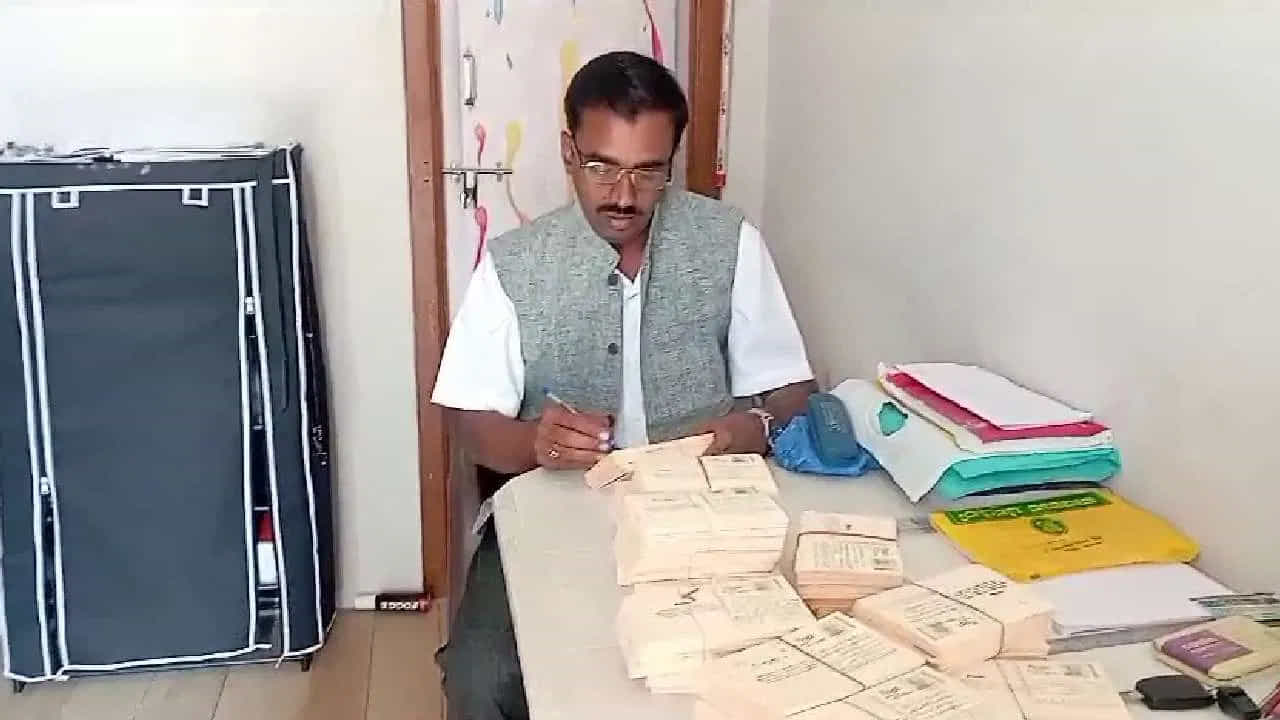 బాగల్‌కోట్ జిల్లా బనహట్టి తాలూకా మదనమట్టి గ్రామానికి చెందిన ప్రభుత్వ సీనియర్ ప్రాథమిక పాఠశాల ఉపాధ్యాయుడు బసవరాజు నేటికీ ఉత్తరాలను ఉపయోగిస్తున్నారు. ఉత్తరాల ద్వారా వివిధ రాష్ట్రాల ముఖ్యమంత్రులకు నూతన సంవత్సర శుభాకాంక్షలు తెలియజేస్తున్నారు. ఇలా ఈ ఉపాధ్యాయుడు గత 34 ఏళ్లుగా నూతన సంవత్సర, సంక్రాంతి శుభాకాంక్షలను తెలియజేస్తున్నారు. 