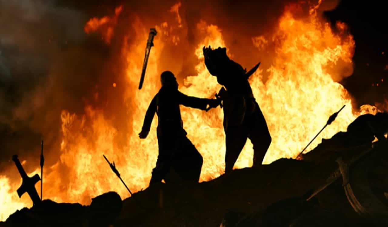 బాహుబలితో ఒకే కథను రెండు భాగాలుగా చెప్పి కూడా ఆడియన్స్ను మెప్పించవచ్చని ప్రూవ్ చేశారు రాజమౌళి. ముఖ్యంగా ఫస్ట్ పార్ట్ క్లైమాక్స్లో బాహుబలిని కట్టప్పే చంపటం అనే పాయింట్తో రెండేళ్ల పాటు ఆడియన్స్లో క్యూరియాసిటీని అలాగే మెయిన్టైన్ చేయగలిగారు.