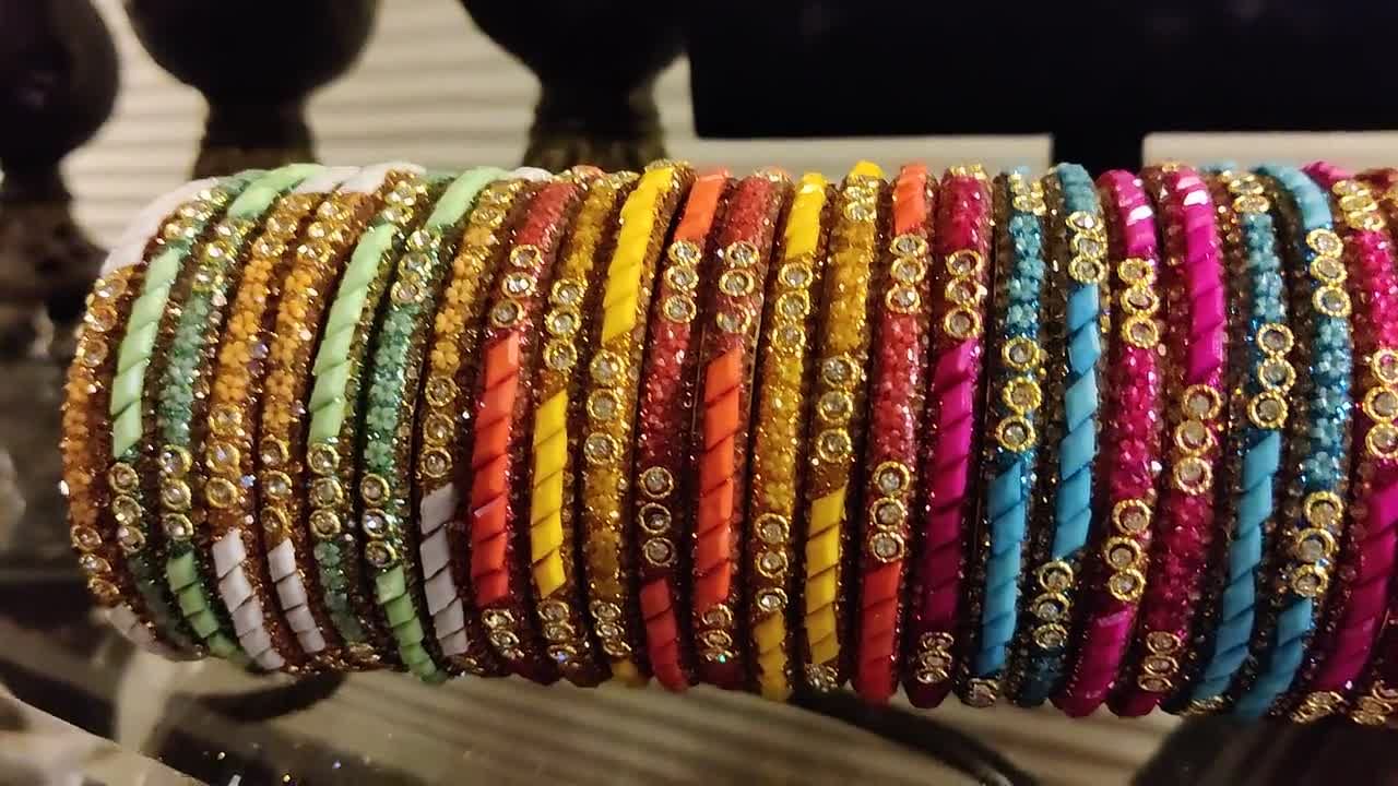 లేడీస్ చేతులకు గాజులు వేసుకోవడం వల్ల మణికట్టు ప్రాంతానికి రక్త ప్రసరణ అనేది బాగా జరుగుతుంది. దీంతో శరీరంలో రక్త ప్రసరణ కూడా సక్రమంగా జరుగుతుంది. మణికట్టు ప్రాంతంలో రక్త ప్రవాహం పెరగడం వల్ల.. మహిళలకు ఇతర అనారోగ్య సమస్యలు రాకుండా ఉంటాయి.