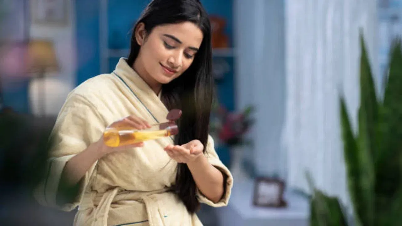 మనిషి అందాన్ని రెట్టింపు చేయడంలో జుట్టుకు ఓ ప్రత్యేకమైన స్థానం ఉంది. అందమైన.. ఒత్తైన.. ఆరోగ్య వంతమైన, పొడవైన జుట్టు ఉండాలని అనుకోని వారుండరు. ఇలా జుట్టుకు సంబంధించిన అన్ని రకాల సమస్యలను పటాపంచలు చేసేదే భృంగరాజు. దీన్నే స్థానికంగా 'గుంటగలిజేరు' అని కూడా అంటారు. జుట్టు పెరగడానికి, పిత్త దోషాల నివారణకు భృంగ రాజు బాగా ఉపయోగ పడుతుంది. దీన్ని 'మూలికల్లో రారాజు'గా ఆయుర్వేదంలో చెప్పబడ్డారు. భృంగరాజుతో ఎలాంటి లాభాలు ఉన్నాయో ఇప్పుడు తెలుసుకుందాం.