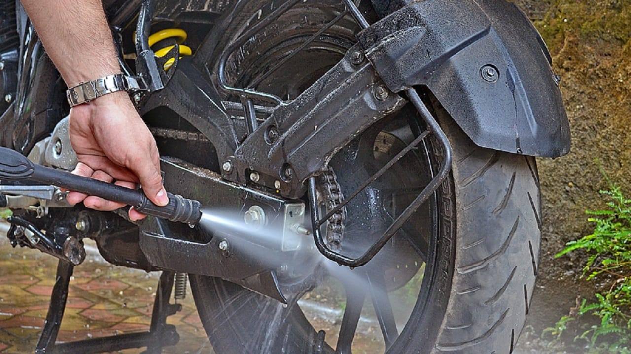 Bike Maintenance మీ బైక్ చైన్ సౌండ్ చేస్తోందా? మెకానిక్ అవసరం లేకుండా