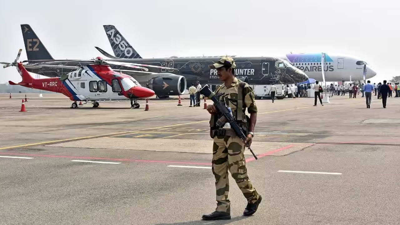 Bomb Threat: దేశంలోని ప్రధాన విమానాశ్రయాలకు బాంబు బెదిరింపులు.. అప్రమత్తమైన పోలీసులు..