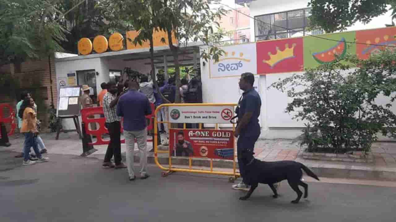 Bomb threats: గంటల వ్యవధిలో ఈ ప్రాంతాలకు బాంబు బెదిరింపులు.. అప్రమత్తమైన భద్రతా బలగాలు..