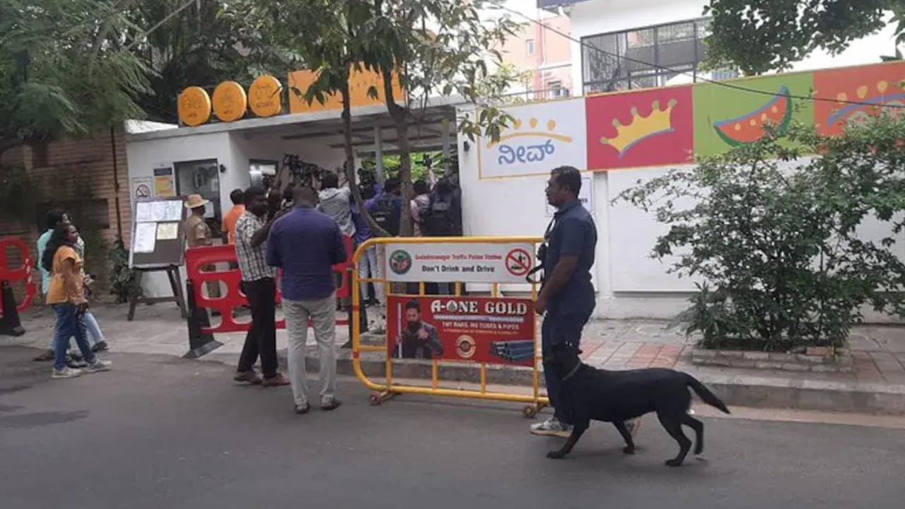 Bomb threats: గంటల వ్యవధిలో ఈ ప్రాంతాలకు బాంబు బెదిరింపులు.. అప్రమత్తమైన భద్రతా బలగాలు..