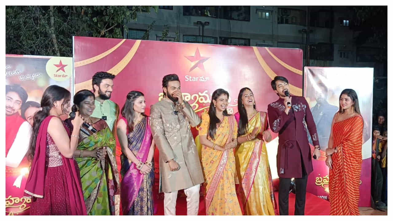 వారం వారానికి ఎపిసోడ్ లో కొత్త దనాన్ని యాడ్ చేస్తూ.. మరిన్ని ట్విస్టులు ఇస్తున్నారు. మొత్తానికి బ్రహ్మముడి సీరియల్ మంచి రేటింగ్ తో దూసుకెళ్తూ ప్రేక్షకుల్లో నిలుస్తుంది. ఇప్పుడు ఈ పెళ్లి భారత్ ఎపిసోడ్ కూడా త్వరలోనే స్టార్ మాలో ప్లే కానుంది.