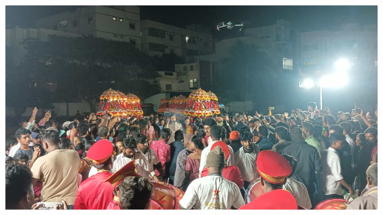 అందమైన జంట స్టార్ పెయిర్ రాజ్ మరియు కావ్య (మానస్ మరియు దీపిక), కలసి సోదర ఆహ్వానాలను అందించడానికి కూకట్పల్లి ప్రాంతంలోని ఇళ్లను వ్యక్తిగతంగా వెళ్లి.. తన సోదరుడు కళ్యాణ్ పెళ్లి భారత్ కి వారి అభిమాన ఫ్యాన్స్ ను ఆహ్వానించారు.