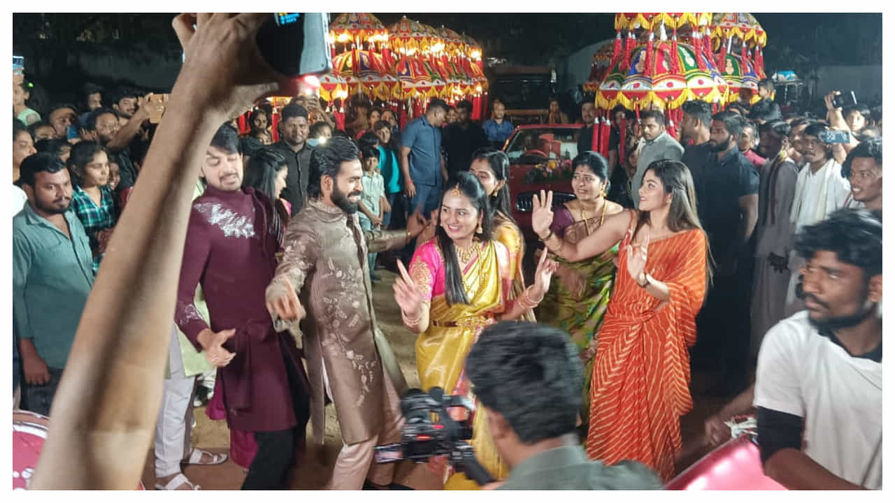 హైదరాబాద్: ప్రముఖ టెలివిజన్ సిరీస్ బ్రహ్మముడి నుండి కళ్యాణ్, అనామిక కలయికను పురస్కరించుకుని స్టార్ మా, ప్రముఖ ఎంటర్టైన్మెంట్ ఛానెల్ హైదరాబాద్లోని కూకట్పల్లిలో తమ అభిమానులతో గ్రాండ్ బారాత్ జరుపుకుంది.