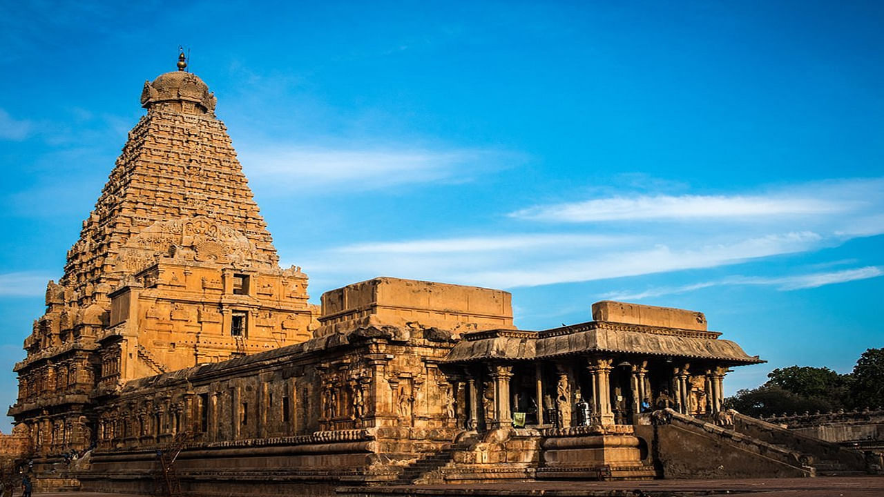 Brihadeeswarar Temple- తమిళనాడులోని తంజావూరులో ఉన్న ఈ శివాలయం 1000 సంవత్సరాలకు పైగా పురాతనమైనది. ఇది 25 ఎకరాల విస్తీర్ణంలో విస్తరించి ఉంది.