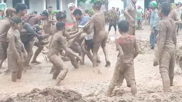 కొట్టుకుందాం.. రా! దిమిలిలో వినూత్న జాతర.. ఒంటి నిండా బూరద పూసుకుంటూ..