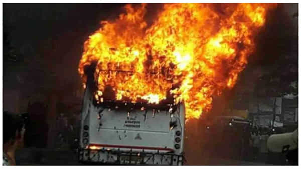 Bus Accident: ప్రయాణికులతో వెళ్తున్న బస్సును ఢీకొన్న ట్రక్కు.. 13 మంది సజీవ దహనం.. 4 లక్షలు ఎక్స్గ్రేషియా ప్రకటించిన సీఎం
