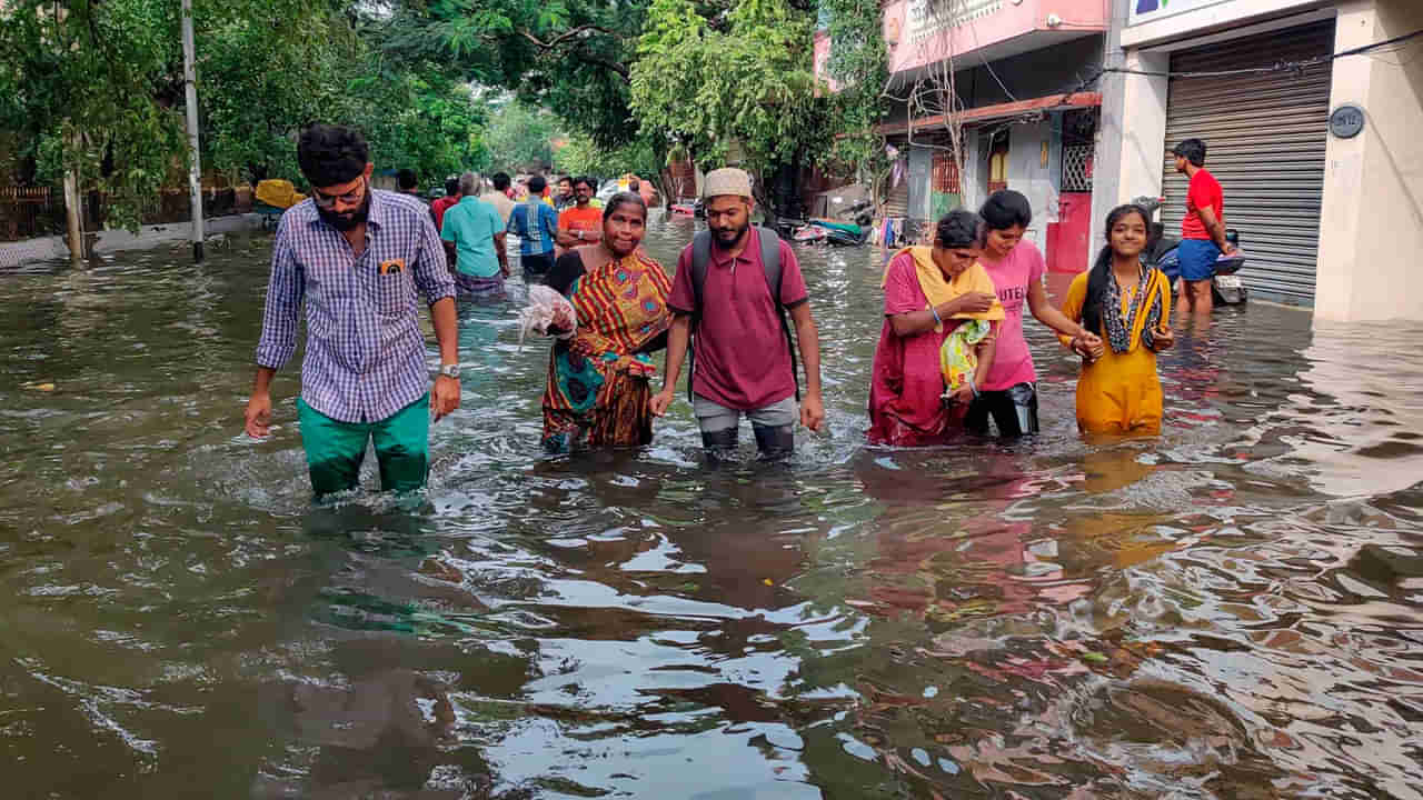 Chennai Floods: మిచౌంగ్ ఎఫెక్ట్.. చెన్నైలో 12కు చేరిన మృతుల సంఖ్య.. పునరావాస కేంద్రాల్లో ఆకలి కేకలు