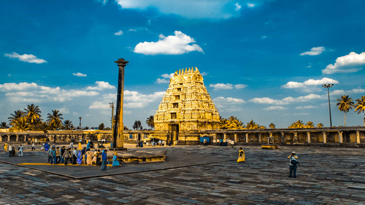 Chennakeshava Temple- ప్రసిద్ధి చెందిన బేలూరులోని చెన్నకేశవ దేవాలయం ఐదవ స్థానంలో ఉంది. చరిత్రలో నిలిచిపోయే ఆలయాల్లో చెన్నకేశవ ఆలయం ఒకటి. ఇది కర్ణాటకలోని హసన్ జిల్లాలో ఉంది. ఈ ఆలయ ప్రాంతాన్ని దక్షిణ కాశి అని అంటారు. ఈ ఆలయ గాలిగోపురం ఎత్తు ఎంతో ప్రసిద్ధి. ఈ ఆలయంలోని రక రకాల శిల్పాలు సజీవంగానే ఉన్నాయా అనే సందేహం కలుగుతుంది. చెన్న కేశవ ఆలయాన్ని విష్ణు భగవానుడి కోసం నిర్మించారు. ఈ ఆలయాన్ని మృదువైన సున్నపు రాయితో నిర్మించారు. ఈ ఆలయంలో విష్ణువు అవతారమైన చెన్నకేశవ స్వామిని పూజిస్తారు.