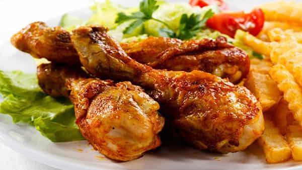 Chicken Rates : భారీగా తగ్గిన చికెన్ ధరలు.. తెగ ఎంజాయ్ చేస్తున్న చికెన్ ప్రియులు.. కిలో ఎంతంటే..
