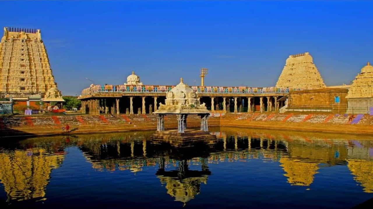 Chidambaram- తమిళనాడులోని ఈ శివాలయాన్ని చిదంబరం ఆలయం అని కూడా అంటారు. చిదంబరం అంటే ఆకాశలింగం. ఈ ఆలయంలో స్వామి నటరాజ రూపం, ఇదీ అని చెప్పలేని చంద్రమౌళీశ్వర స్పటిక లింగరూపం, ఏ రూపం లేని దైవసాన్నిధ్యం అనే మూడు స్వరూపాల్లో దర్శనమిస్తాడు స్వామి. మూడో రూపమే చిదంబర రహస్యం. ఈ ఆలయాన్ని 39 ఎకరాల విస్తీర్ణంలో నిర్మించారు. . ఈ ఆలయం 79.6935 E డిగ్రీల రేఖాంశంలో ఉంది. 108 నృత్య భంగిమలకు సంబంధించిన పురాతన దృష్టాంతం చిదంబరంలో మాత్రమే కనుగొనబడింది.