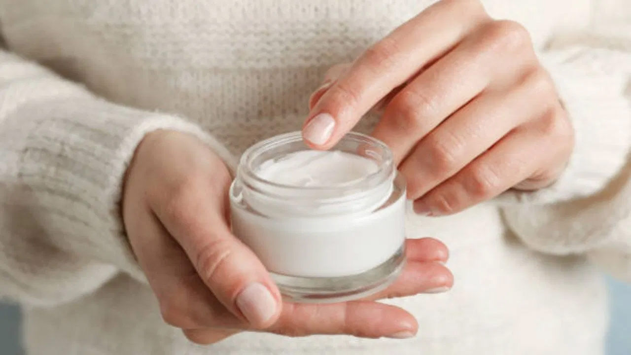 ఈ కోల్డ్ క్రీమ్‌ను గాజు సీసాలో నింపుకుని శీతాకాలం అంతటా ఈ కోల్డ్ క్రీమ్ ఉపయోగించవచ్చు. ఈ కోల్డ్ క్రీమ్ చర్మానికి పోషణనిస్తుంది. తేమను నిలుపుకుంటుంది.