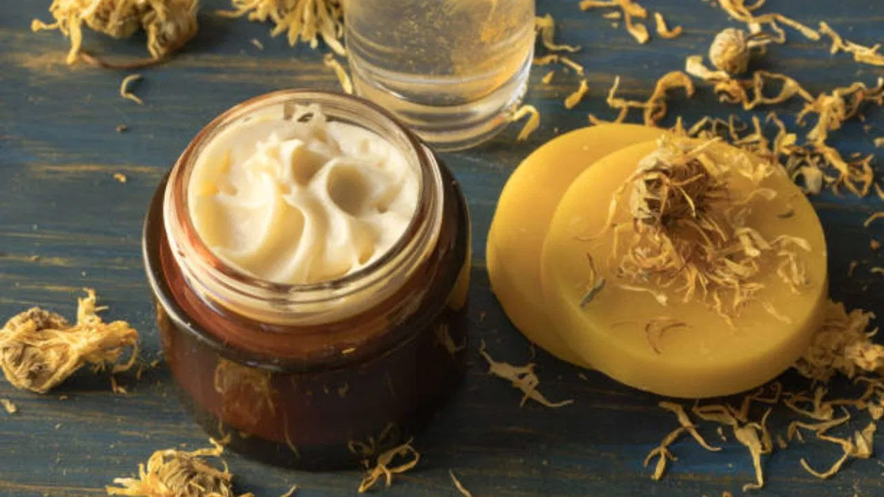 నూనెలో నీరు చేరకుండా జాగ్రత్త వహించాలి. ఇప్పుడు ఈ మిశ్రమాన్ని చెంచాతో బాగా కలుపుకోవాలి. ఆ తర్వాత గ్యాస్ ఆఫ్ చేయాలి. ఇప్పుడు నూనె మిశ్రమంలో 2 విటమిన్ ఇ క్యాప్సూల్స్ కట్ చేసి లిక్విడ్ కలపాలి. మీకు నచ్చిన ఇతర నూనెలు కూడా 2-4 చుక్కలను కూడా కలపవచ్చు. ఇక స్పూన్‌తో మిశ్రమాన్ని కలుపుకోవాలి.