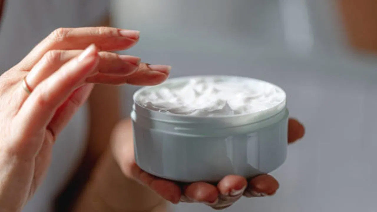 చలికాలంలో చర్మం పొడిబారడం సాధారణం. చలికాలంలో పొడి చర్మ సంరక్షణకు కోల్డ్ క్రీమ్ ఉపయోగించవచ్చు. మార్కెట్‌లో లభించే అన్ని కోల్డ్ క్రీమ్‌లు చర్మాన్ని తేమగా ఉంచుతాయి. అయితే రోజుకో కోల్డ్ క్రీమ్ రాసుకుంటే చర్మం నల్లగా మారి చర్మం దెబ్బతింటుంది.