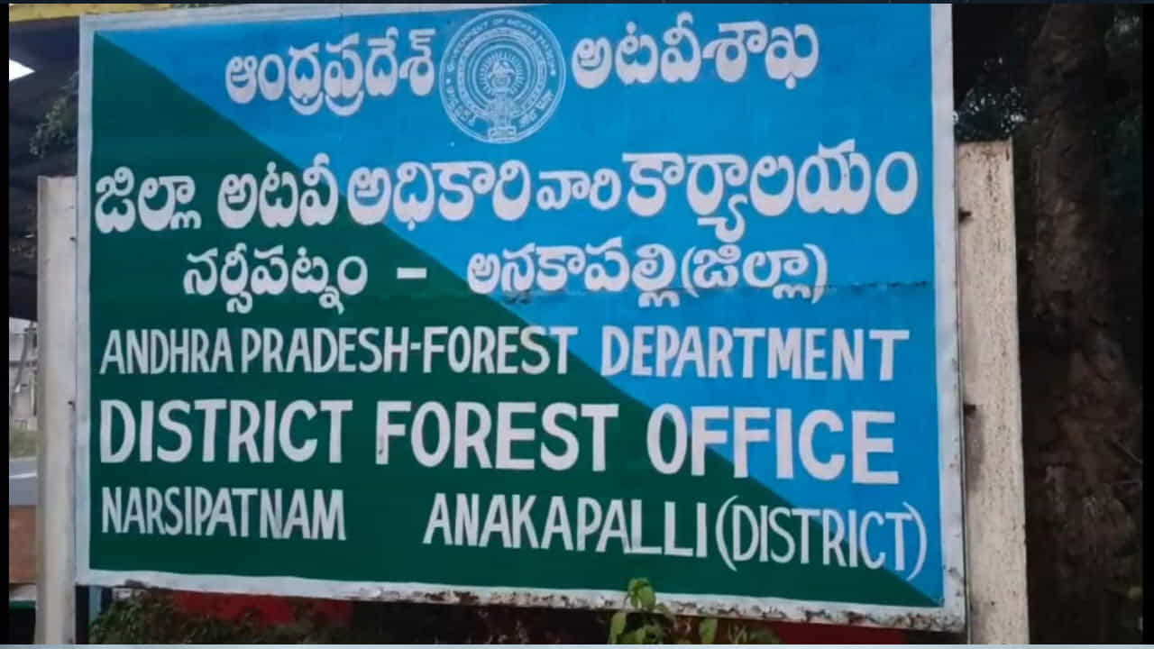 అనకాపల్లి జిల్లా గొలుగొండ మండలం కరక క్వారీలో అనధికార రంగురాళ్ళ తవ్వకాలు కొనసాగుతూనే ఉన్నాయి. అటవీశాఖ అధికారులు ఎంత నిఘాపెట్టినా.. అక్రమార్కులు తవ్వకాలు చేసేస్తున్నారు. తాజాగా గుట్టు చప్పుడు కాకుండా సాగుతున్న తవ్వకాల పై సమాచారం అందుకున్న అటవీ సిబ్బంది దాడులు చేశారు. ఇద్దరిని అరెస్ట్ చేసి, మూడు మట్టి మూటలు స్వాధీనం చేసుకున్నారు. మరో ముగ్గురి కోసం గాలిస్తున్నారు.