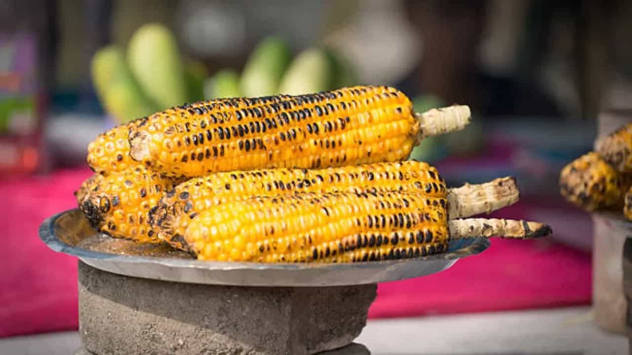  చెడు కొలెస్ట్రాల్ స్థాయిలు పెరగడం వల్ల గుండె జబ్బులు వచ్చే ప్రమాదం ఉంది. మొక్కజొన్నలోని యాంటీఆక్సిడెంట్లు చెడు కొలెస్ట్రాల్ స్థాయిలను తగ్గించడంలో సహాయపడతాయి. ఇది గుండె జబ్బుల ప్రమాదాన్ని తగ్గిస్తుంది. 