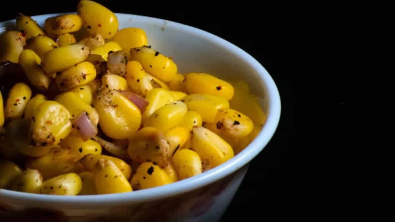 మొక్కజొన్నలో కార్బోహైడ్రేట్లు ఉంటాయి. మొక్కజొన్న తినడం వల్ల తక్షణ శక్తి లభిస్తుంది. నిత్యం వ్యాయామం చేసేవారు, జిమ్‌కి వెళ్లి వ్యాయామం చేసేవారు ఆహారంలో మొక్కజొన్నను తప్పనిసరిగా తీసుకోవాలి. ఉదయం పూట బ్రేక్‌ ఫాస్ట్‌గా కూడా మొక్కజొన్న తీసుకోవచ్చు. 