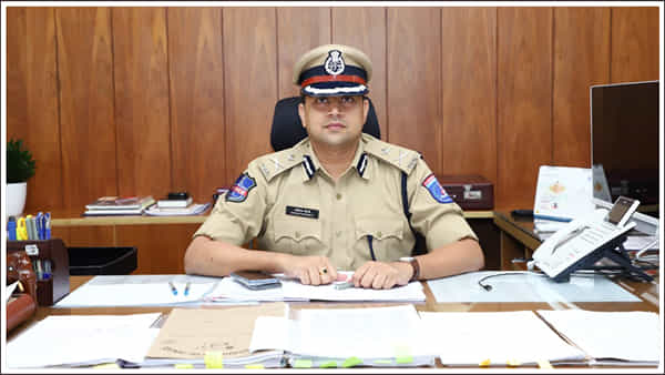 Hyderabad: న్యూ ఇయర్ ఈవెంట్లపై పోలీసుల ఆంక్షలు.. అనుమతి లేకుండా నిర్వహిస్తే కఠిన చర్యలు