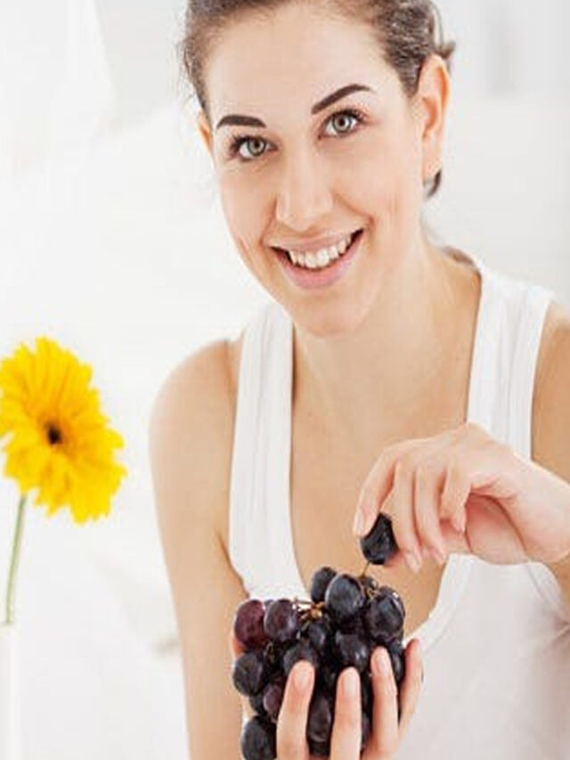 Black Grapes నల్ల ద్రాక్ష తింటే అందంతో పాటు బోలెడన్నీ ఆరోగ్య