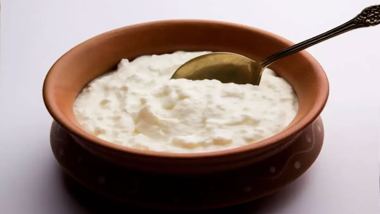 రోజూ ఒక గిన్నె పెరుగు తింటే జీర్ణక్రియ బాగా జరుగుతుంది. ఇది ఎముకలకు ఎంతో మేలు చేకూరుతుంది. దీన్ని తీసుకోవడం వల్ల కీళ్ల నొప్పుల నుంచి కూడా ఉపశమనం లభిస్తుంది.  