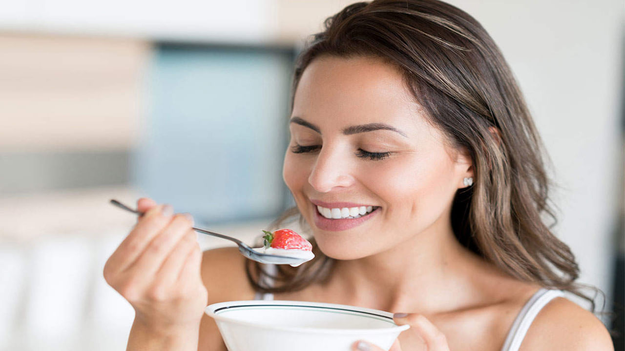 చల్లటి వాతావరణంలో పెరుగు తినడం వల్ల శరీరంలో రోగనిరోధక శక్తి పెరుగుతుంది. పెరుగులో మెగ్నీషియం, క్యాల్షియం, విటమిన్లు ఉంటాయి. దీన్ని రోజూ తినడం వల్ల శరీరంలో మంచి బ్యాక్టీరియా వృద్ధి చెందుతుంది. 