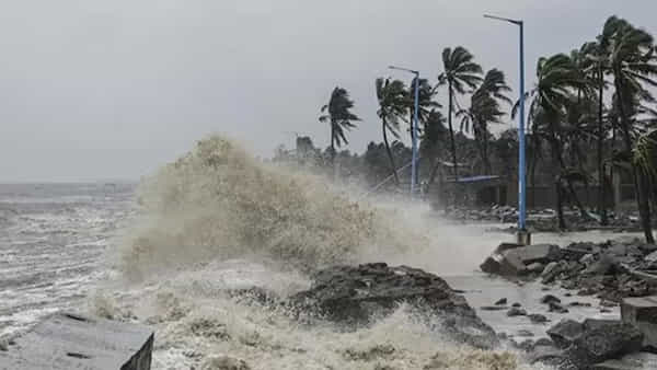 Cyclone Michaung: అల్లకల్లోలం.. బాపట్ల సమీపంలో తీరాన్ని తాకిన మిచౌంగ్ తుఫాన్..