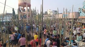 వెదుళ్లతో కొట్లాట..కర్రలతో చుక్క రక్తం చిందకుండా వినూత్న జాతర వెదుళ్లతో కొట్లాట..కర్రలతో చుక్క రక్తం చిందకుండా వినూత్న జాతర