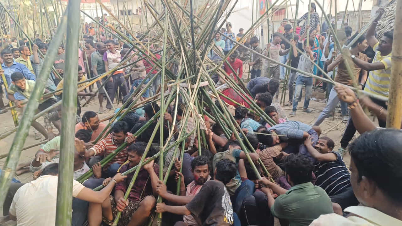 జాతర వెనుక వీర మహిళ గాధ: స్వాతంత్ర సమరయోధులను అందించిన ఆ గ్రామంలో ఈ వినూత్నమైన జాతర వెనుక ఓ వీర మహిళ గాధ దాగి ఉందని అంటుంటారు ఇక్కడి జనం. పూర్వం మరాఠీ దండు గ్రామాలపై దండెత్తుకొచ్చి ప్రజల ధనమానాలను అపహరించుకు పోయే వారట. ఈ క్రమంలో దిమిలికి చెందిన ఓ బ్రాహ్మణ స్త్రీ దల్లమాంబ.. తన స్నేహితురాలతో కలిసి ఆడుకుంటుండగా మరాఠీ దండు గ్రామంపై దండెత్తారట. ఈ మరాఠీ దండు నుంచి తనను తాను కాపాడుకోవడమే కాకుండా.. గ్రామ శివారులో ఉన్న నదిలో దూకి ప్రాణత్యాగం చేసిందని అంటుంటారు. ఆ ఘటన  గ్రామస్తుల్లో చైతన్యం నింపిందని అంటుంటారు గ్రామస్తులు.