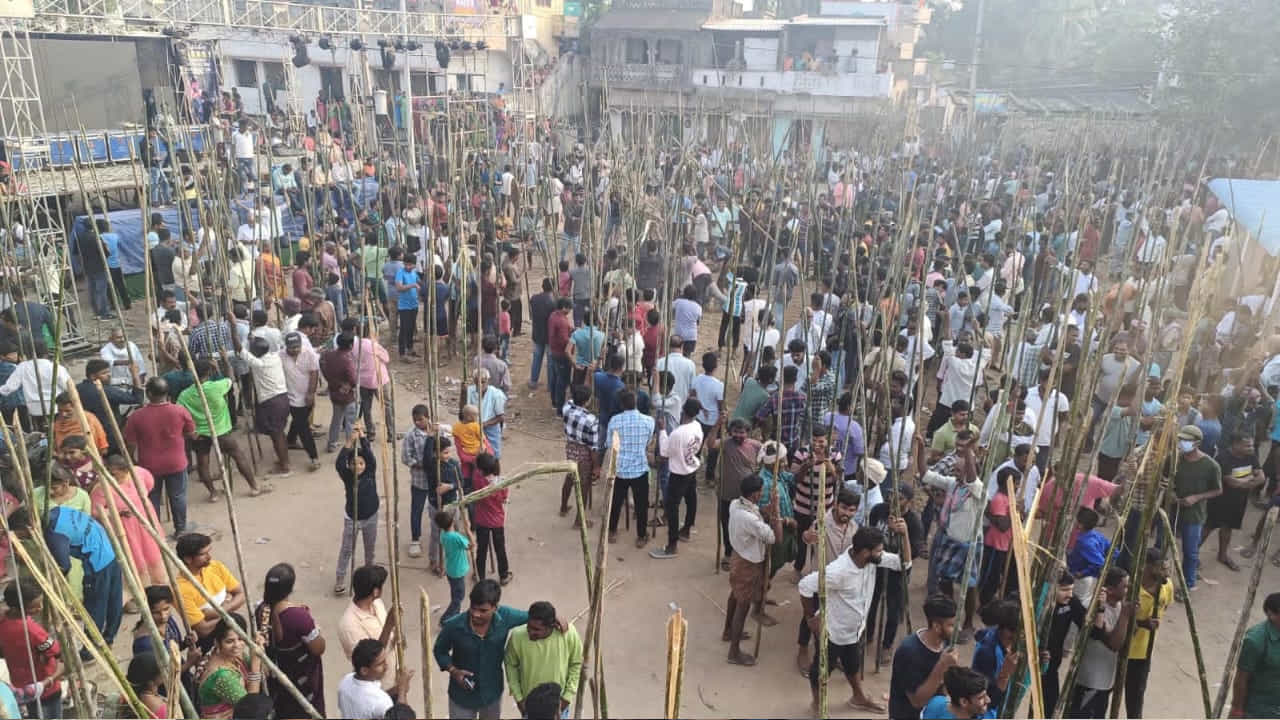 చైతన్యం నింపిన ఆమె సాహసం: అప్పట్నుంచి గ్రామ ప్రజల్లో చైతన్యం పెరిగి గ్రామ ప్రజలంతా వెదురు కర్రలు పట్టుకొని మరాఠీ దండుపై ఎదురుదాడికి దిగి గ్రామస్తులు గ్రామాన్ని రక్షించుకున్నారట. ప్రజల్లో చైతన్యం నింపిన దల్లమాంబకు ఆలయం నిర్మించి.. ప్రతి రెండేళ్లకోసారి ఈ జాతరను నిర్వహించడం ఆనవాయితీగా వస్తుంది. దల్లమాంబ జాతరలో గ్రామంలోని మగవారంతా ప్రత్యేకంగా తెప్పించిన వెదురు కర్రలు పట్టుకొని గుంపులు గుంపులుగా చేరి వెదులళ్ళతో కొట్టుకుంటూ ఆనంద ఉత్సాహాలను పొందుతారని అంటున్నారు మరో గ్రామస్తుడు నర్సింగరావు.
