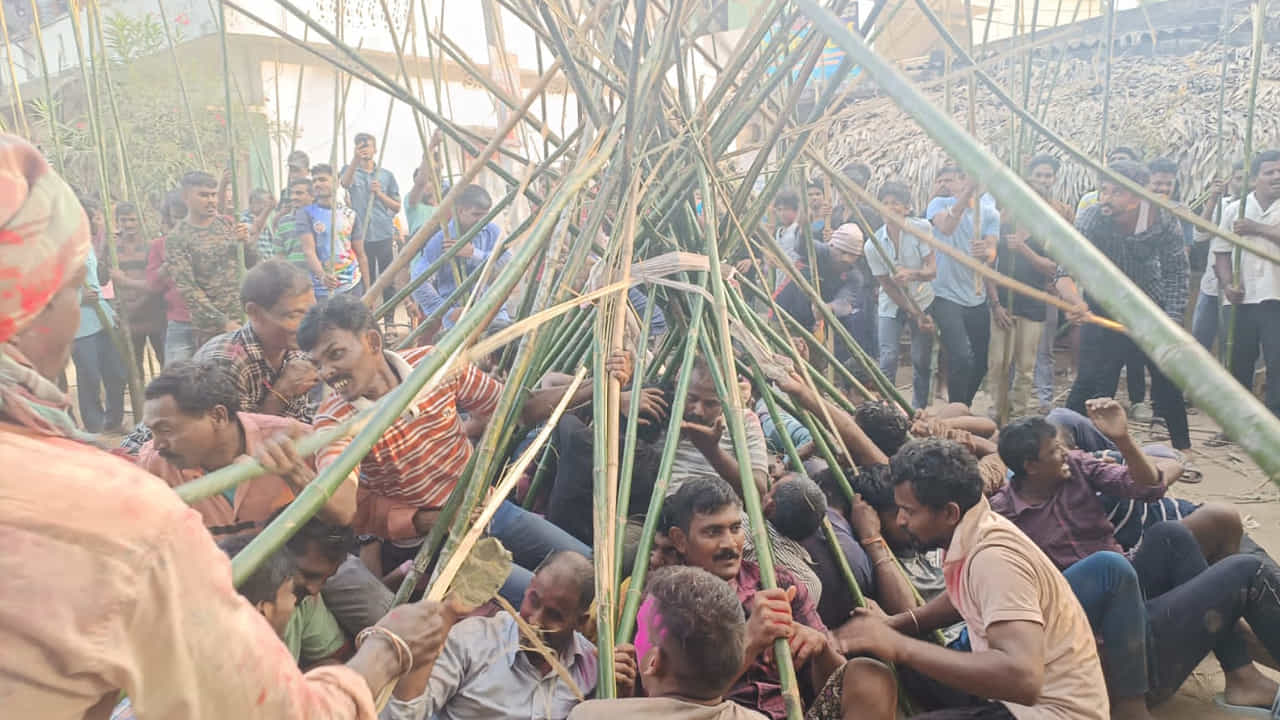 కర్రలతో దాడులు కానీ: జాతరలో వెదుళ్ళ ఉత్సవం సందర్భంగా ఒకరిపై ఒకరు దాడులు చేసుకుంటారు. ఈ క్రమంలో ఎవరికి ఎటువంటి గాయాలు కావట. గాయపడినా.. అమ్మవారి మహిమ కారణంగా తొలగిపోతాయని గ్రామస్తుల నమ్మకం. చూసేందుకు దేవరగట్టు ఉత్సవంలా అనిపిస్తున్నా.. రక్తం చుక్క చిందకుండా జరిగడమే ఈ ఉత్సవం విశిష్టత. ఈ జాతర జరిగిన ఐదు రోజులకు అదే ప్రాంతంలో బురద ఉత్సవం జరగడం ఆనవాయితీ.