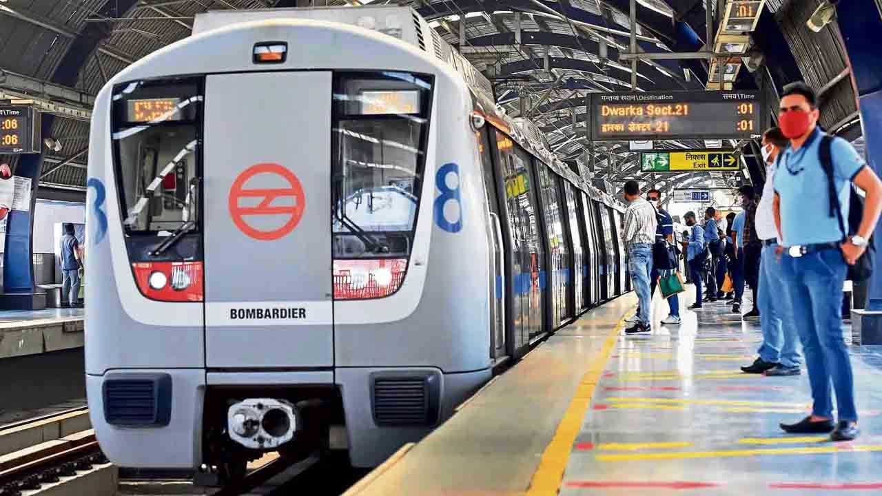 Delhi Metro Rail: మెట్రో రైల్లో దారుణం.. డోర్లో చీర చిక్కుకుని మహిళ మృతి.. కారణం అదేనా..?