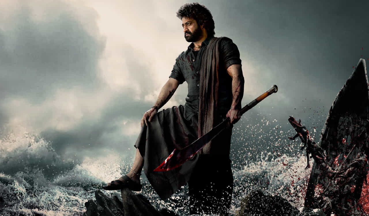 జూనియర్ ఎన్టీఆర్, జాన్వీ కపూర్ జంటగా దర్శకుడు కొరటాల శివ తెరకెక్కిస్తున్న సినిమా దేవర. ఈ చిత్ర షూటింగ్ శరవేగంగా జరుగుతుంది. ఈ సినిమా అప్డేట్స్ కోసం కళ్లు కాయలు కాచేలా చూస్తున్నారు అభిమానులు. వాళ్ల కోసమే తీపికబురు చెప్పేలా ఉన్నారు మేకర్స్. జనవరి 1న కొత్త ఏడాది కానుకగా కారెక్టర్స్ పరిచయం చేసేలా ఓ థీమ్ వీడియో ప్లాన్ చేస్తున్నట్లు ప్రచారం జరుగుతుంది.