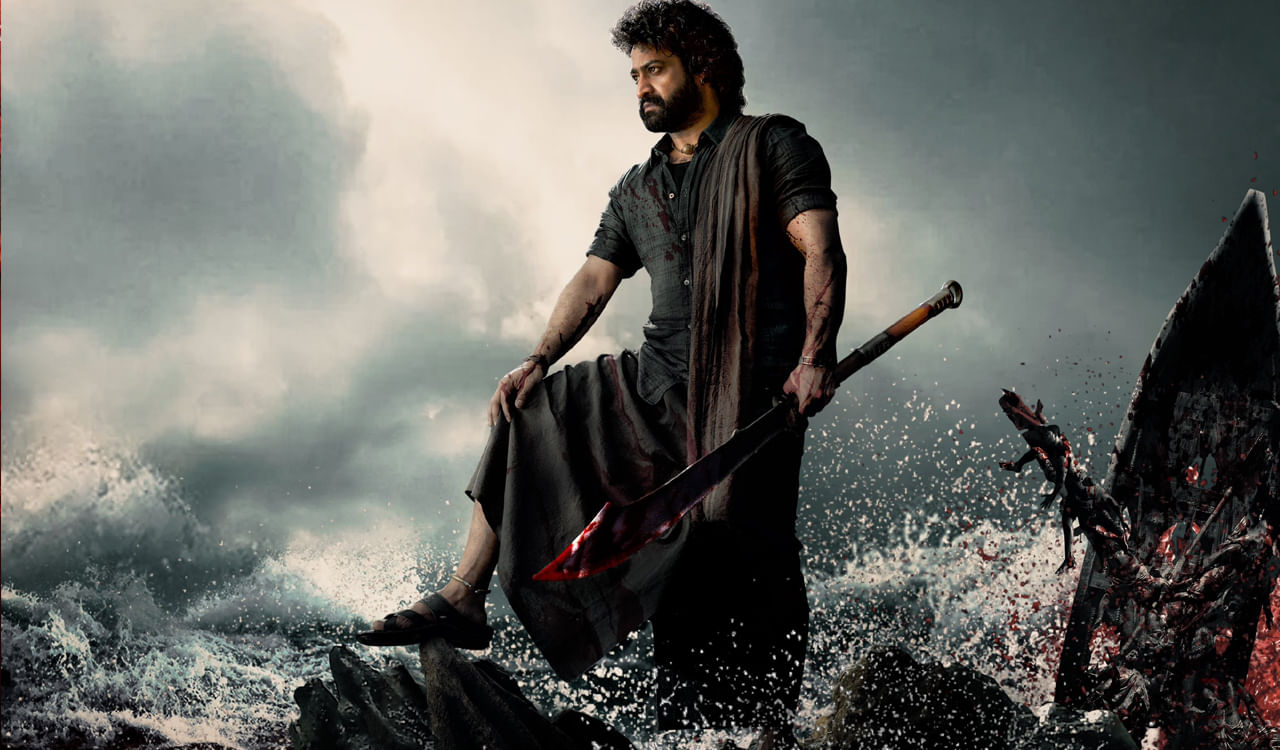 అఫీషియల్ అప్‌డేట్‌ లేకపోయినా... సోషల్ మీడియాను షేక్ చేస్తోంది దేవర. సెట్‌లో ఎన్టీఆర్‌, కొరటాలకు సంబంధించిన ఫోటో బయటకు రావటంతో ఫ్యాన్స్ పండగ చేసుకుంటున్నారు. పాన్ ఇండియా రేంజ్‌లో తెరకెక్కుతున్న దేవర ఏప్రిల్‌లో రిలీజ్‌కు రెడీ అవుతోంది. జాన్వీ కపూర్‌ హీరోయిన్‌గా నటిస్తున్నారు.