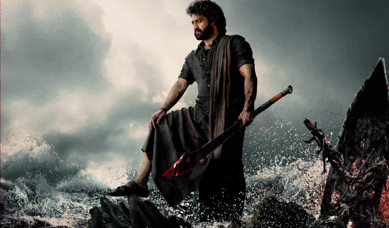 అఫీషియల్ అప్‌డేట్‌ లేకపోయినా... సోషల్ మీడియాను షేక్ చేస్తోంది దేవర. సెట్‌లో ఎన్టీఆర్‌, కొరటాలకు సంబంధించిన ఫోటో బయటకు రావటంతో ఫ్యాన్స్ పండగ చేసుకుంటున్నారు. పాన్ ఇండియా రేంజ్‌లో తెరకెక్కుతున్న దేవర ఏప్రిల్‌లో రిలీజ్‌కు రెడీ అవుతోంది. జాన్వీ కపూర్‌ హీరోయిన్‌గా నటిస్తున్నారు.
