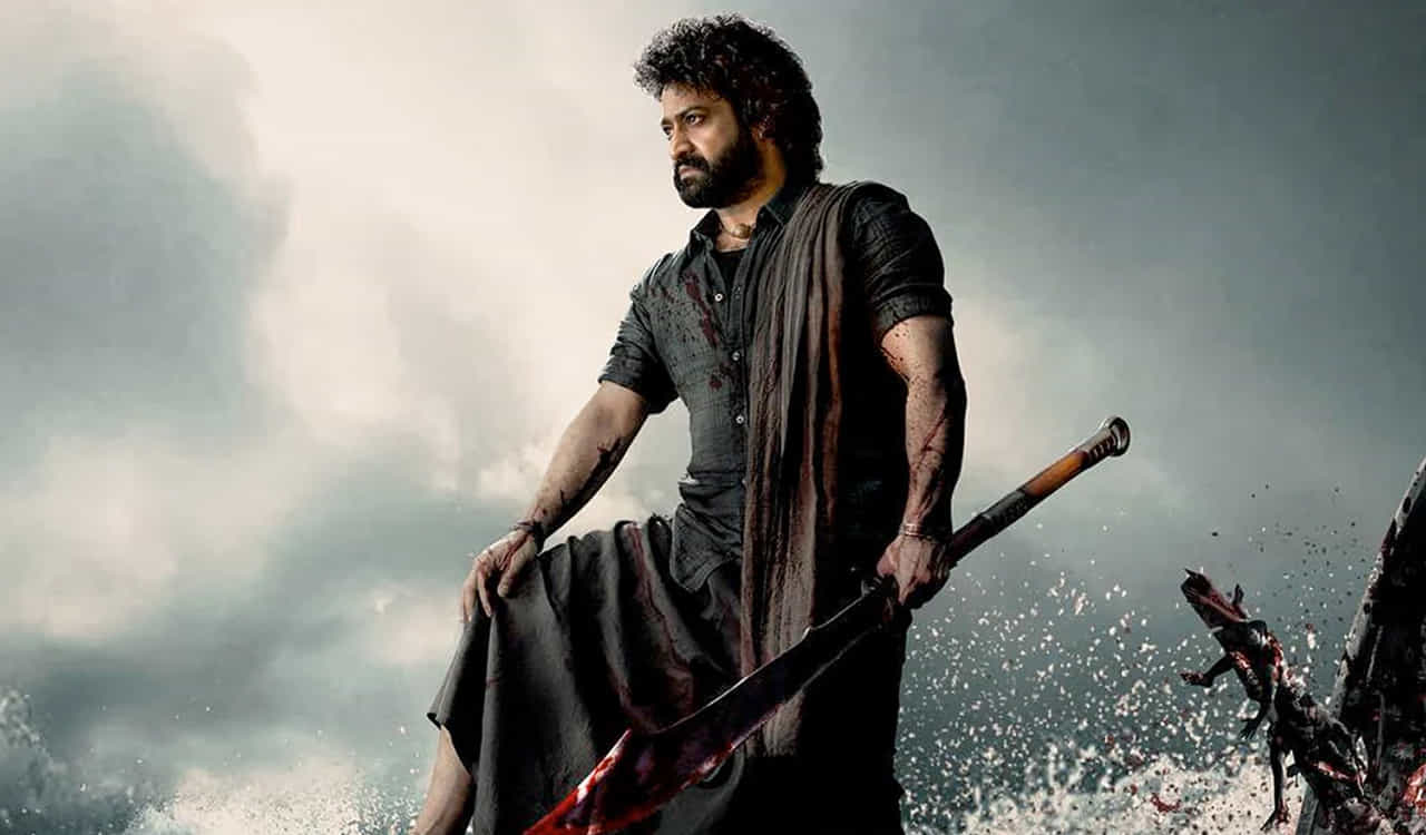 ఎంటర్టైన్మెంట్ ఇండస్ట్రీలో ట్రెండింగ్ విషయాలు ఎన్నెన్నో ఉన్నప్పటికీ, దేవర సినిమా మాత్రం నాన్స్టాప్గా ట్విట్టర్లో ట్రెండ్ అవుతూనే ఉంది. ఈ నెల మూడో వారంలో దేవర టీజర్ వస్తుందంటూ ఫ్యాన్స్ తెగ సంబరపడిపోతున్నారు.