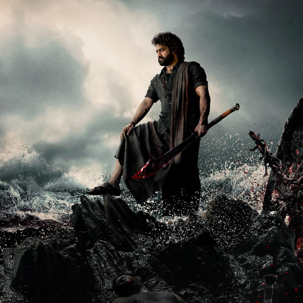 కొలీగ్స్ అందరూ ప్యాన్‌ ప్రాజెక్టుల కోసం లుక్కులు మారుస్తుంటే, ఎన్టీఆర్‌ లేటెస్ట్ సినిమా దేవర కోసం పెద్దగా గెటప్‌ చేంజ్‌ చేసినట్టు అనిపించలేదు. పోస్టర్‌లో థిక్‌ బియర్డ్, లాంగ్‌ హెయిర్‌తో కనిపిస్తున్నా, బయట మాత్రం మామూలుగానే ఉన్నారు. రీసెంట్‌గా ఎలక్షన్‌ రోజు తారక్‌ని చూసిన వారందరూ హీరో లుక్‌ చూసి ఆశ్చర్యపోతున్నారు. బ్యాక్‌ టు బ్యాక్‌ సినిమాలు చేయాల్సి రావడం వల్లే లుక్‌ పరంగా తారక్‌ పెద్దగా ఎక్స్ పెరిమెంట్స్ చేయట్లేదా?  అనే టాక్‌ కూడా వినిపిస్తోంది. 