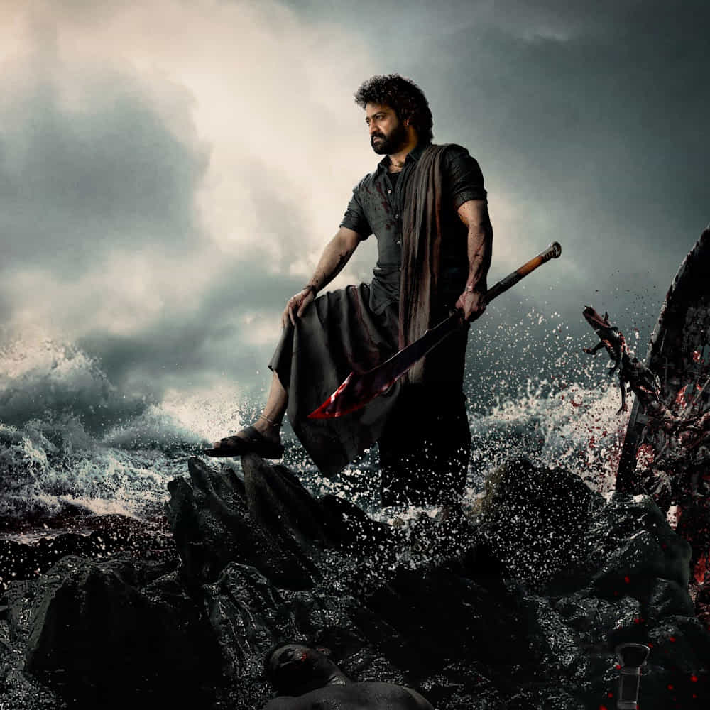 కొలీగ్స్ అందరూ ప్యాన్ ప్రాజెక్టుల కోసం లుక్కులు మారుస్తుంటే, ఎన్టీఆర్ లేటెస్ట్ సినిమా దేవర కోసం పెద్దగా గెటప్ చేంజ్ చేసినట్టు అనిపించలేదు. పోస్టర్లో థిక్ బియర్డ్, లాంగ్ హెయిర్తో కనిపిస్తున్నా, బయట మాత్రం మామూలుగానే ఉన్నారు. రీసెంట్గా ఎలక్షన్ రోజు తారక్ని చూసిన వారందరూ హీరో లుక్ చూసి ఆశ్చర్యపోతున్నారు. బ్యాక్ టు బ్యాక్ సినిమాలు చేయాల్సి రావడం వల్లే లుక్ పరంగా తారక్ పెద్దగా ఎక్స్ పెరిమెంట్స్ చేయట్లేదా? అనే టాక్ కూడా వినిపిస్తోంది.