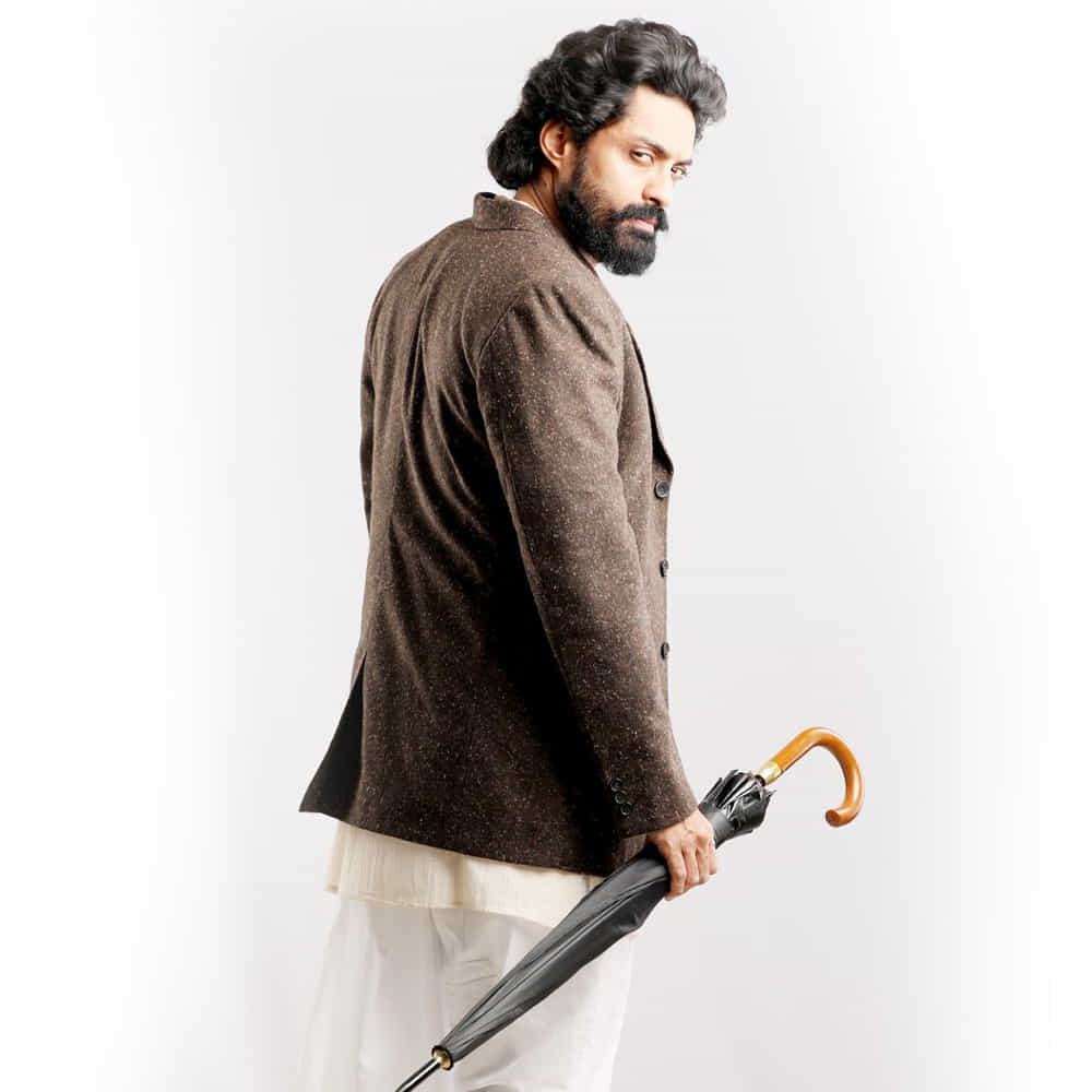 1943లో జరిగే కథ ఇది. బ్రిటీష్ సీక్రేట్ ఏజెంట్గా నటిస్తున్నారు కళ్యాణ్ రామ్. అభిషేక్ నామా తెరకెక్కిస్తున్న మిక్సెడ్ టాక్ తో థియేటర్ లో రన్ అవుతుంది.. మరి డెవిల్తో స్పై సినిమాల బ్యాడ్ సెంటిమెంట్కు కళ్యాణ్ రామ్ బ్రేక్ చెప్తారో లేదో ఈ మూవీ కలెక్షన్స్ బట్టి చూడాలి..